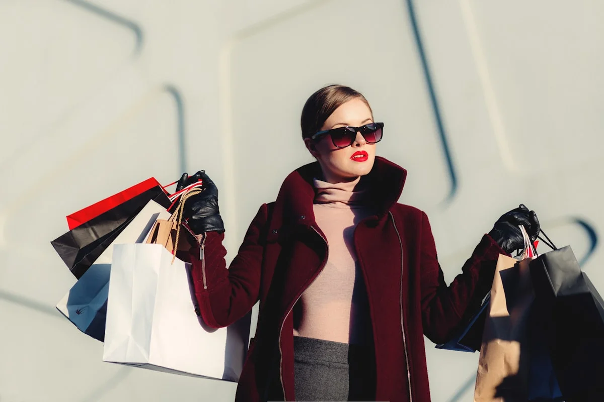 Cliente feliz con sus bolsas de compra