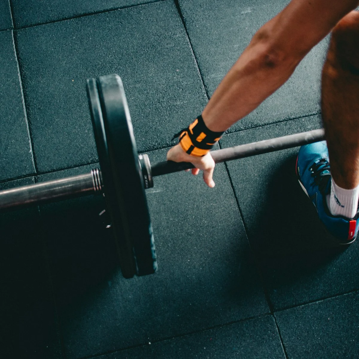 Clase grupal activa en gimnasio premium