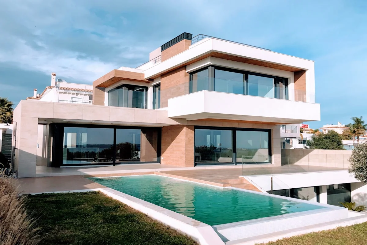 Áreas verdes y alberca común del proyecto residencial