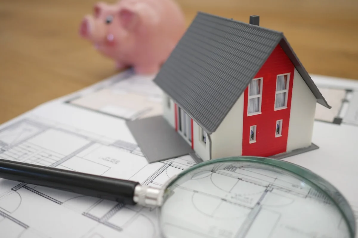 Asesor inmobiliario cerrando contrato con clientes