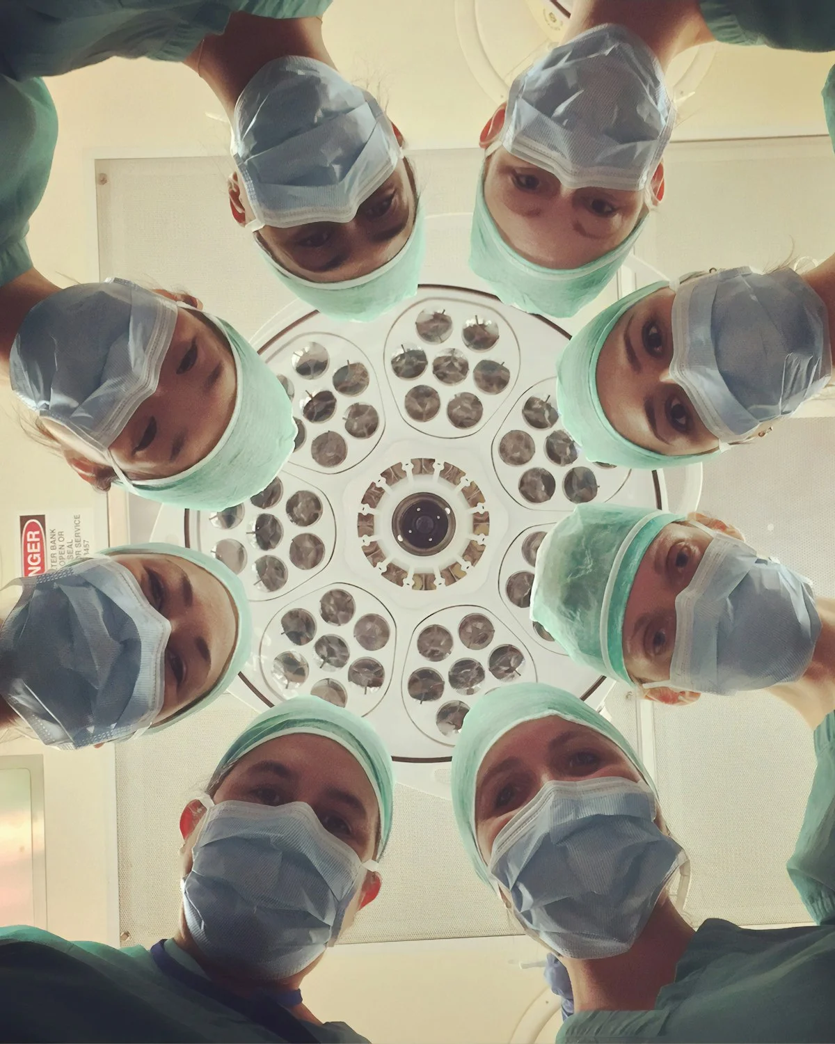 Médico especialista atendiendo a un paciente