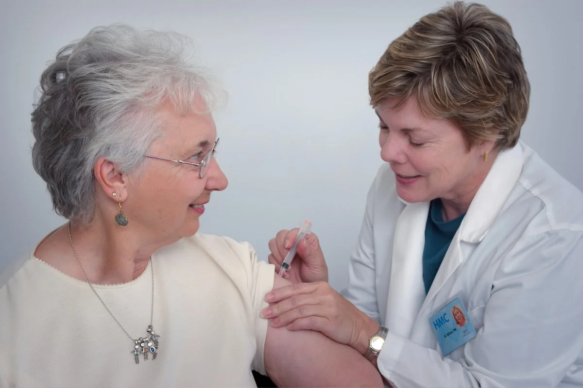 Doctor explicando tratamiento a paciente sonriente