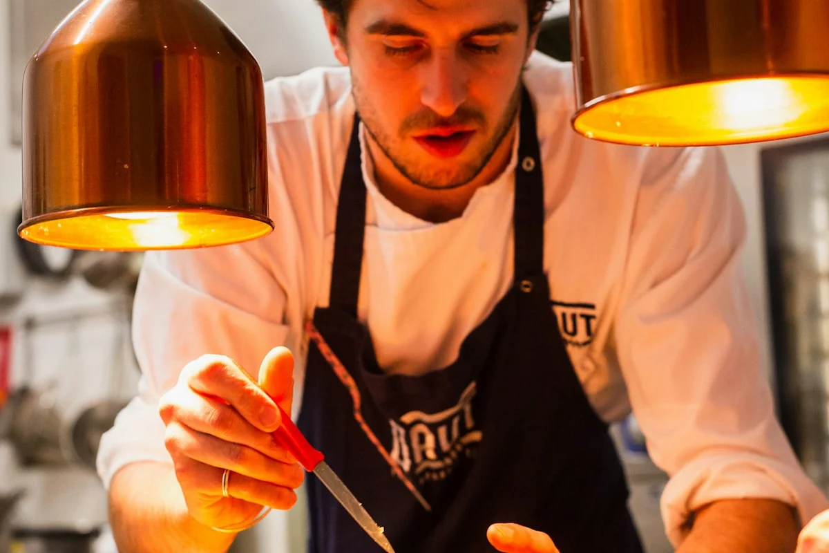 Chef profesional cocinando en restaurante