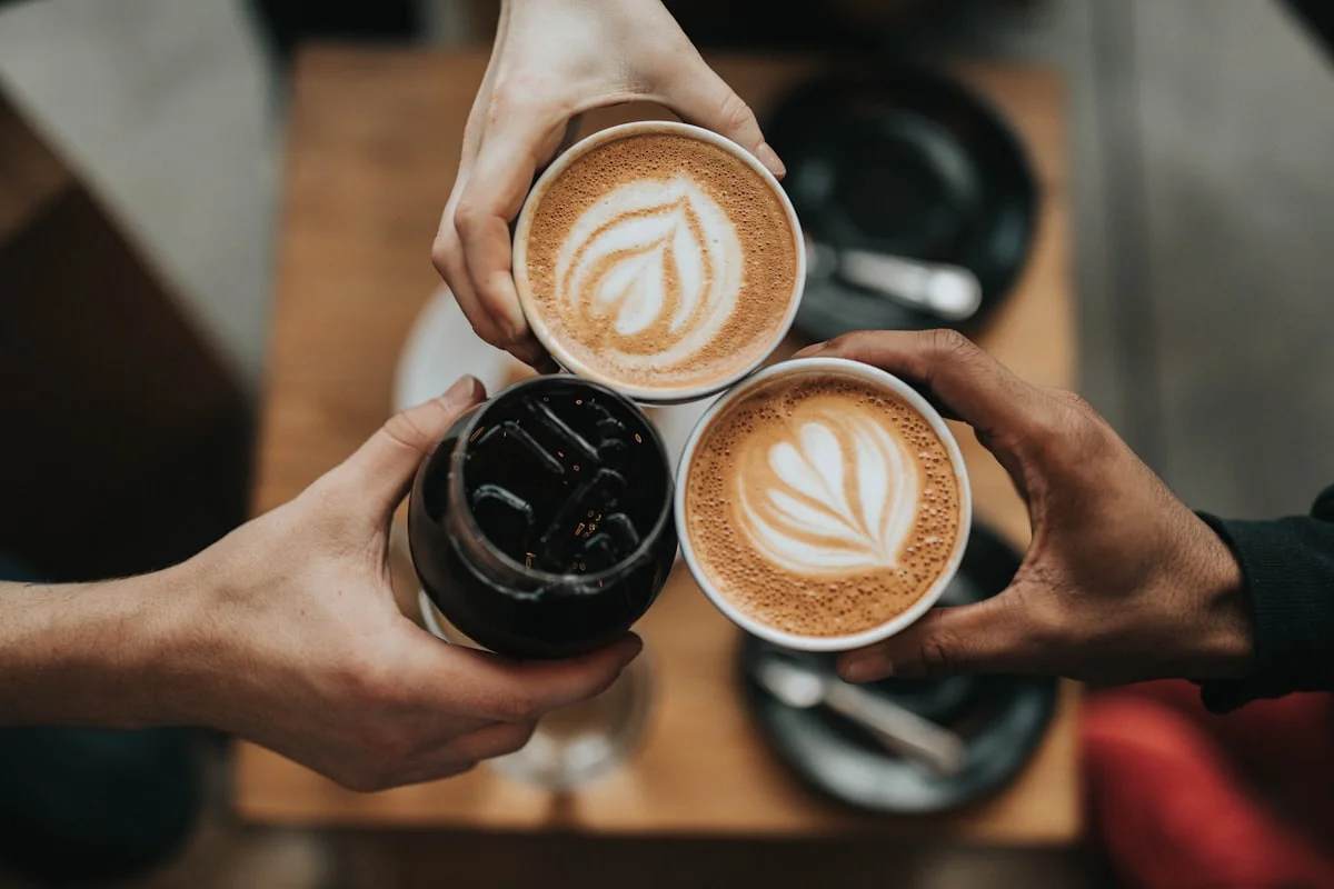 Detalle de café y postre de especialidad